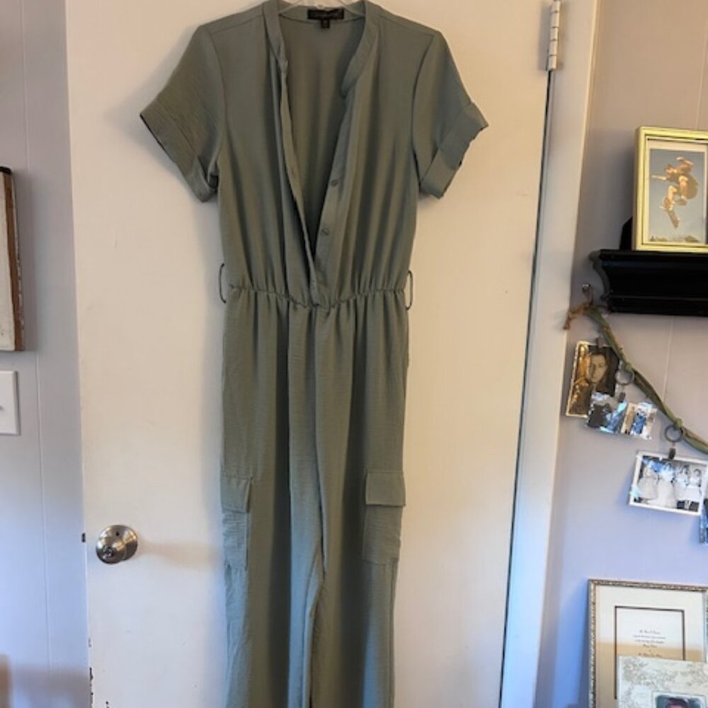 Short Sleeve jumper - two large leg pockets with belt loops - no belt included